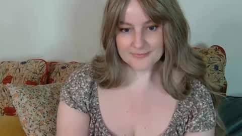 Snapshot of mathilde_solveig chatting on February 15, 6:55 pm mathilde_solveig online show from February 15, 6:55 pm