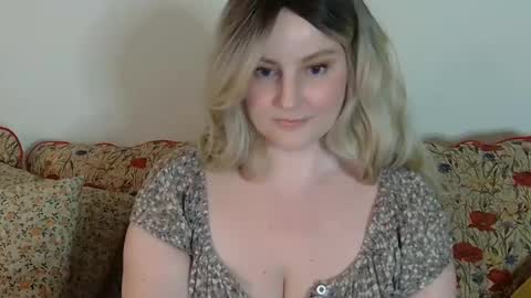 Snapshot of mathilde_solveig chatting on February 8, 7:49 pm mathilde_solveig online show from February 8, 7:49 pm