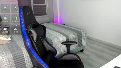 mcfly_11 online show from February 8, 10:51 pm