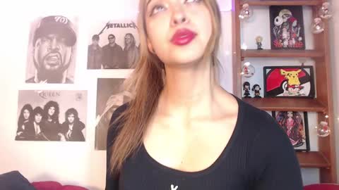 Snapshot of meeowlody chatting on February 3, 10:43 pm Emily online show from February 3, 10:43 pm