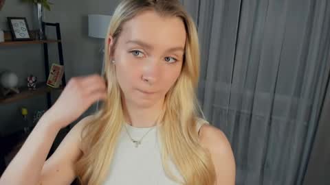 Elly online show from April 17, 6:21 pm