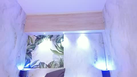 Melanie Roux online show from April 18, 7:51 pm