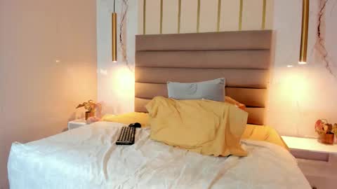 Melanie Roux online show from January 6, 6:00 pm