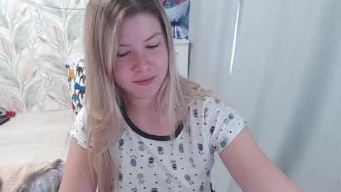 Snapshot of melissa__ray chatting on September 23, 4:43 am Melissa  Ray online show from September 23, 4:43 am