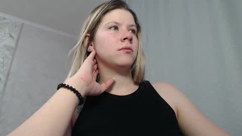 Snapshot of melissa__ray chatting on February 22, 5:09 pm Melissa  Ray online show from February 22, 5:09 pm