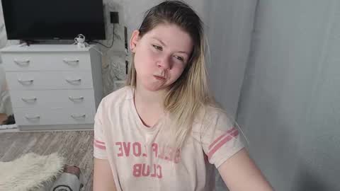 Snapshot of melissa__ray chatting on February 20, 2:40 am Melissa  Ray online show from February 20, 2:40 am