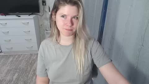 Snapshot of melissa__ray chatting on February 4, 2:39 am Melissa  Ray online show from February 4, 2:39 am