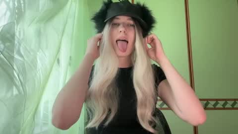 cutebutnyet online show from April 18, 10:18 am