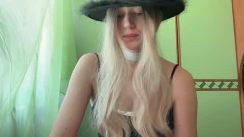 cutebutnyet online show from April 17, 7:32 am