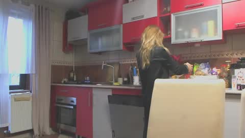 Melly online show from February 5, 7:50 am