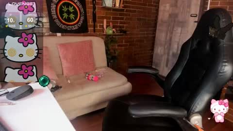 Snapshot of meow_mota chatting on October 6, 8:24 pm Valentina online show from October 6, 8:24 pm