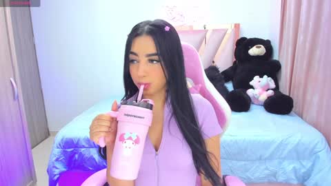 Mia online show from December 18, 1:37 am