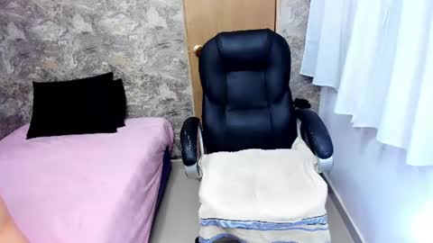 mia_ferrer18 online show from June 11, 1:30 pm