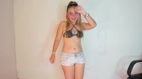 Mia online show from December 17, 8:32 pm