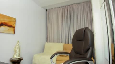 Mia online show from February 20, 11:45 am