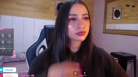 Snapshot of mia_ponce_a chatting on October 8, 8:35 pm MIA online show from October 8, 8:35 pm