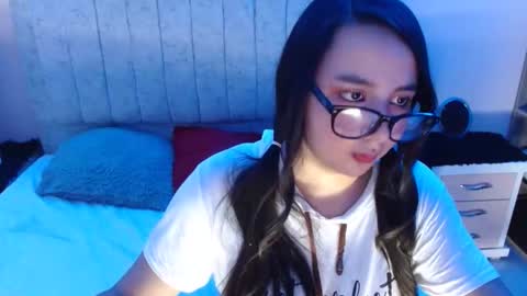 Snapshot of mia_smithl chatting on December 30, 5:26 am mia_smithl online show from December 30, 5:26 am