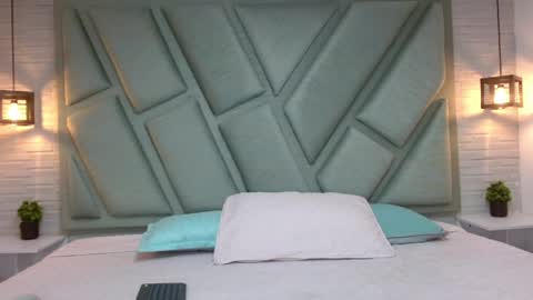 Mia online show from April 15, 1:22 pm