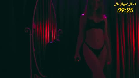 Mia online show from December 5, 5:36 pm