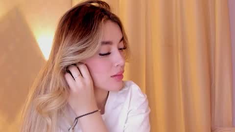 Mia White  online show from February 13, 1:35 pm