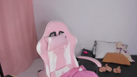 miaafoxy online show from June 19, 6:39 am