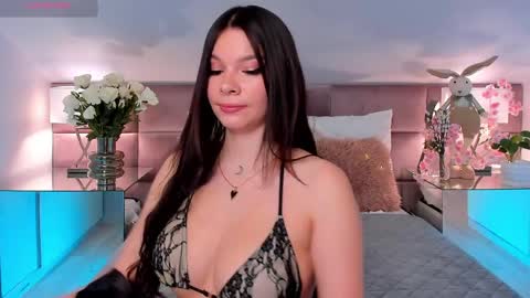 Mia online show from April 16, 7:35 pm