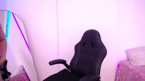 Mia Blum online show from February 24, 12:10 am