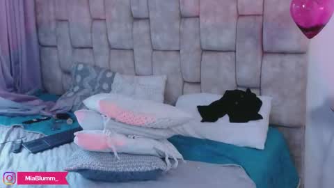 miablumm_ online show from March 25, 8:01 pm