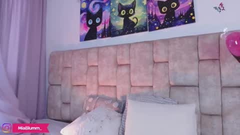 miablumm_ online show from March 22, 9:10 pm