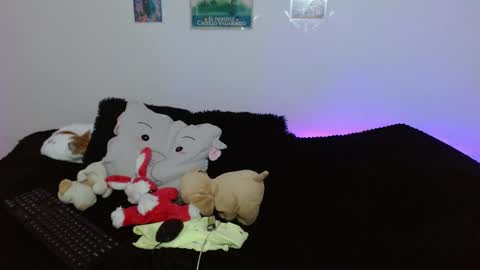 Mia david      online show from April 16, 9:39 pm