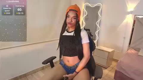 Snapshot of miagates_tay chatting on October 23, 3:23 am Mia online show from October 23, 3:23 am