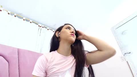 miajhonsonx online show from April 4, 6:40 pm