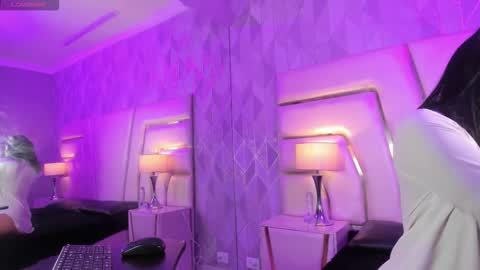 Mia online show from February 19, 11:54 am