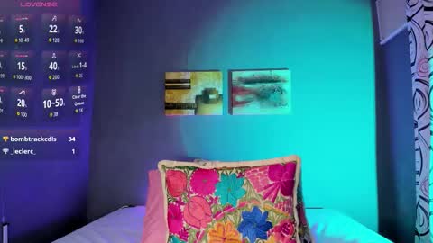 Laura online show from December 4, 10:43 pm