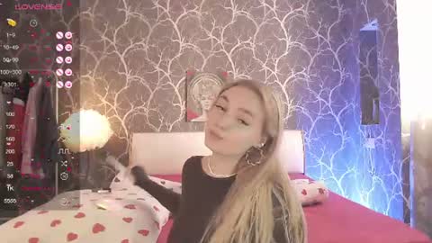 Mia online show from June 25, 4:19 pm