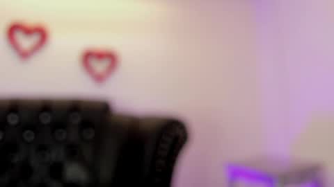 Snapshot of miamontoya chatting on February 20, 11:43 pm Mia -5 7001400 Follow online show from February 20, 11:43 pm