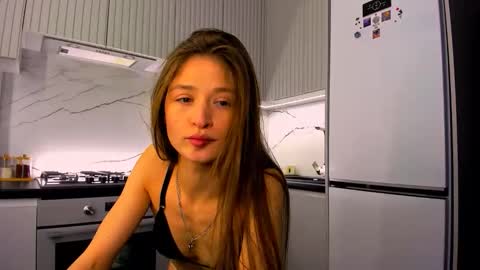 Mia online show from April 4, 7:56 pm