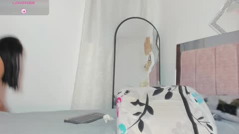 miapearls_ online show from November 26, 5:19 am