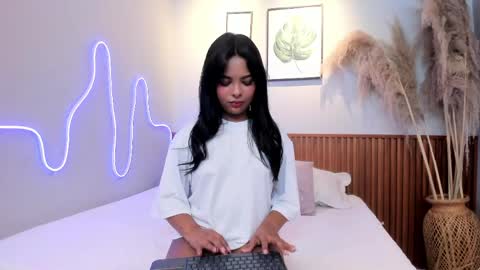 Mia Roggers online show from May 22, 5:05 am