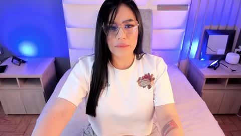 Mia online show from April 6, 8:10 pm