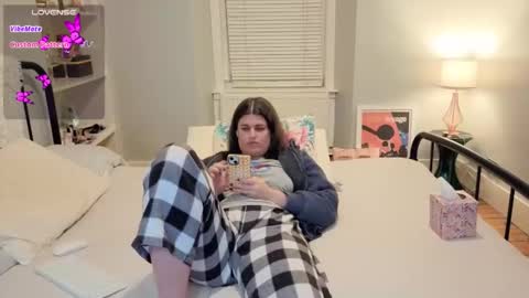 Snapshot of miawallace__ chatting on October 20, 10:35 pm Mia online show from October 20, 10:35 pm