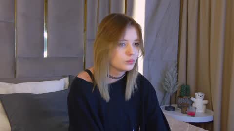 mila_blum online show from May 7, 6:22 pm