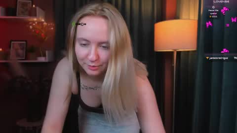 mila_glow online show from April 16, 9:39 pm