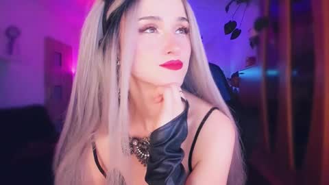 MiladyJolie online show from November 18, 3:51 am