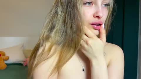 mileyy_cutee online show from April 15, 9:37 pm