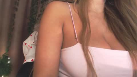 milk_bunny_ online show from November 4, 3:17 pm