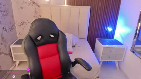 millyevans1 online show from April 2, 2:53 am