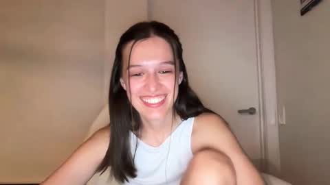 Snapshot of millypetite chatting on October 23, 10:10 am Milly online show from October 23, 10:10 am