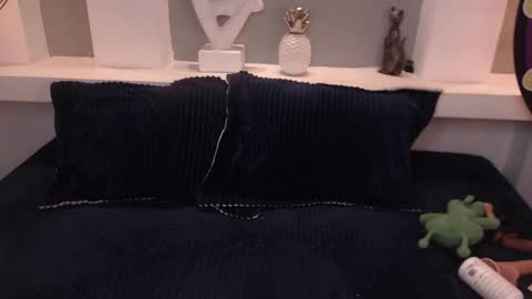 Milu Wallace  online show from December 5, 1:38 am