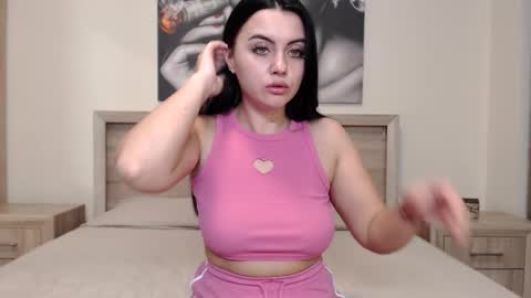 Snapshot of mira_jade chatting on September 16, 7:11 pm mira_jade online show from September 16, 7:11 pm